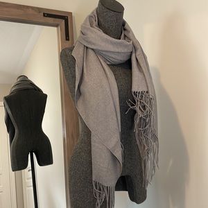 The classic clean cashmere scarf🧣 in grey! (The brown one sold)